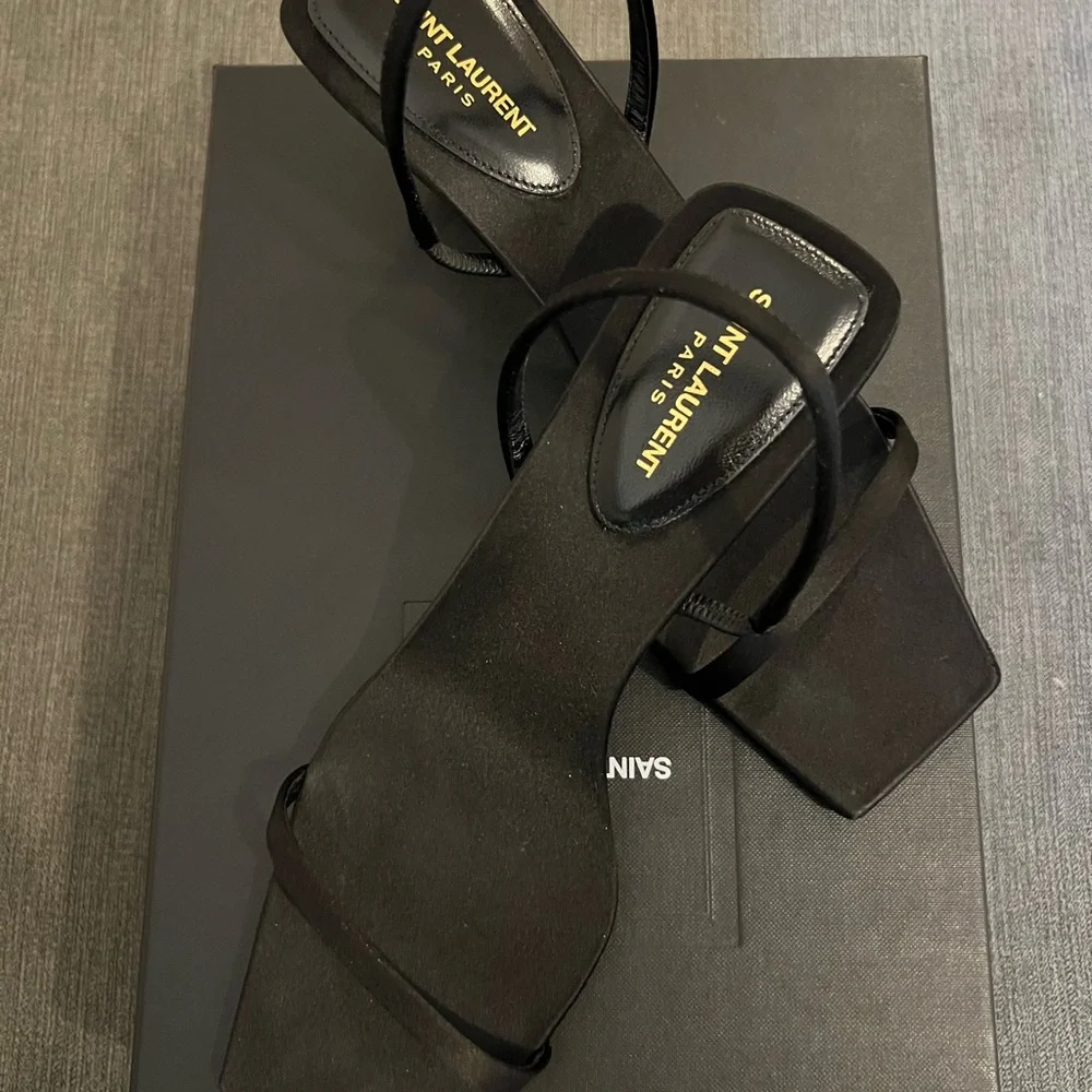 Saint Laurent Black Heels Sleek Modern Design - Picture 3 of 8